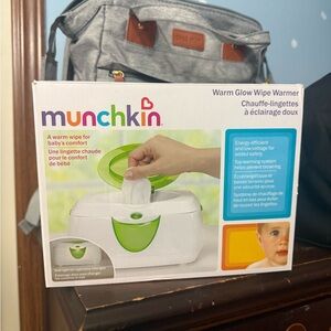 Munchkin Green and White Wipe Warmer